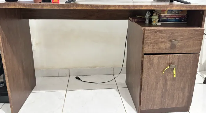 Mesa de Escritório/Computador com Gaveta e Nicho - Ótimo Estado