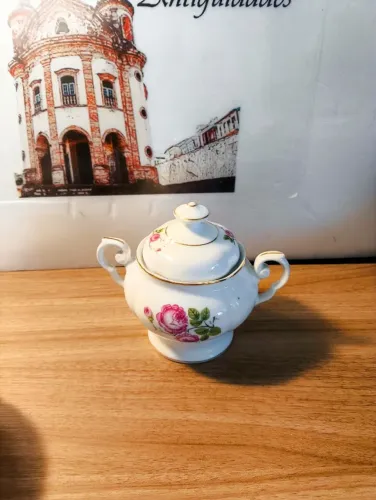 açucareiro vintage real adornado por rosas e filetes de ouro