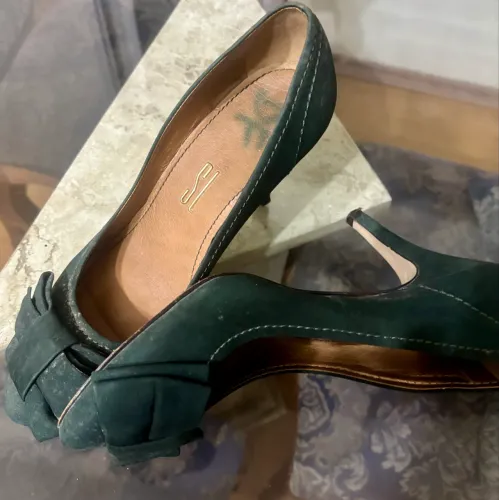 Scarpin verde em nobuck Santa Lolla.