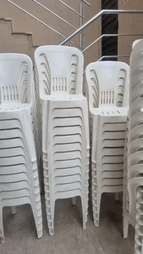 70 Cadeiras de plastico
