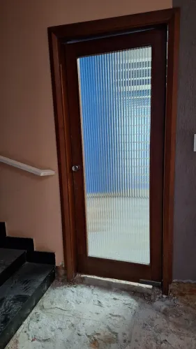 Porta em madeira com vidro