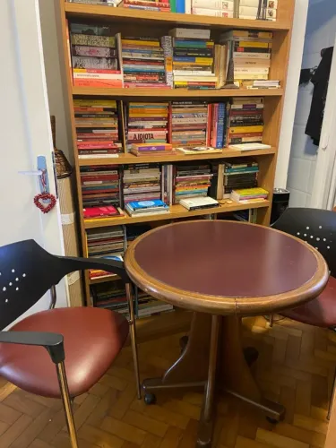 Conjunto mesa redonda em madeira com tampo em couro + 2 cadeiras em couro