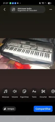 Vende-se um teclado semi-novo Sx600 Yamaha todo plotado com microfone interno completo