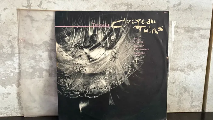 álbum Treasure da banda escocesa Cocteau Twins