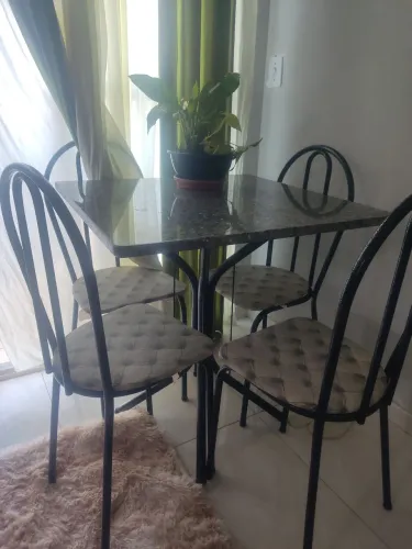 Mesa com 4 cadeiras