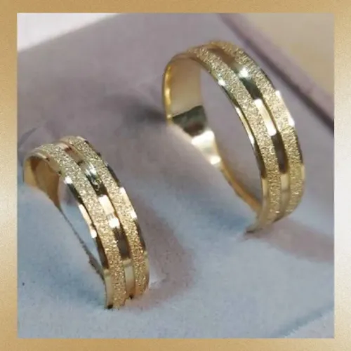 Par de Alianças Anatômicas c Friso Jateado 6mm Ouro18K Banho + Solitário. Promoção Hoje!