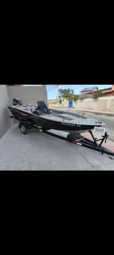 Barco motor e carreta  ,, motor 60 hp 4 tempo yamaha  260 horas  todo revisado 