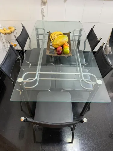 Mesa de vidro com 6 cadeiras