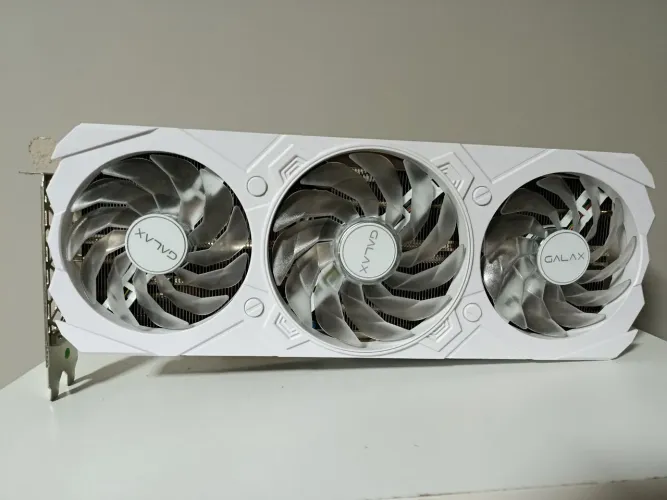 Vendo RTX 5060ti 8gb Galaxy branca triplo fan