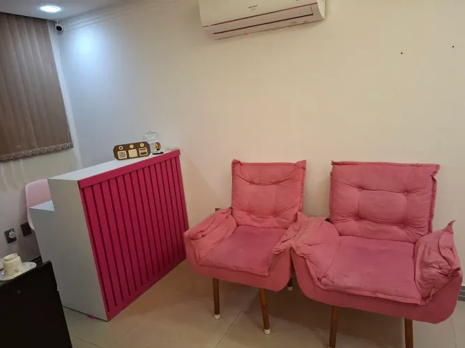 Duas poltronas rosa
