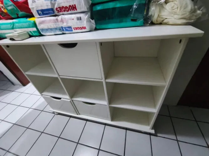 Móvel branco laqueado com rodinhas