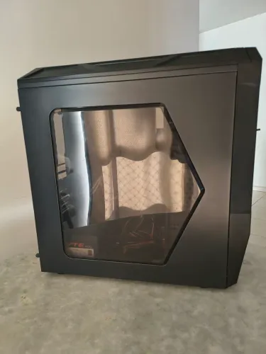 Gabinete com fonte e leitor de DVD