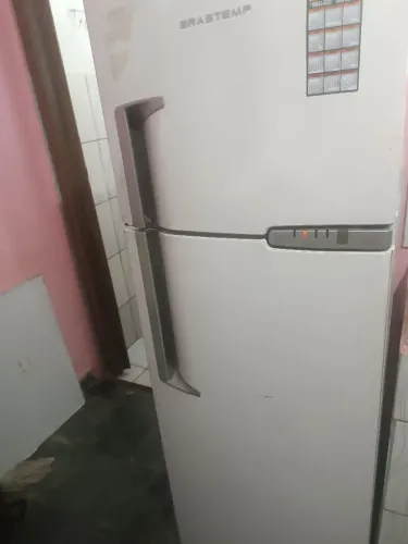 geladeira Brastemp 220v funcionando tudo perfeito $600 quem estiver enteressado entre em 1