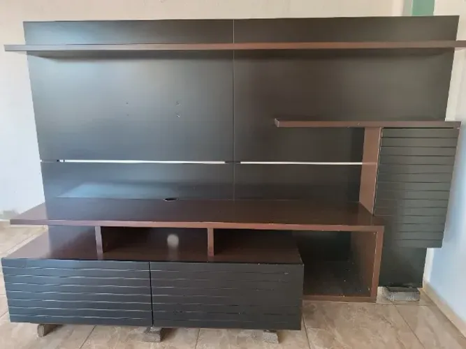 ESTANTE/HOME THEATER COR TABACO COM LACA PRETA - EXCELENTE ESTADO