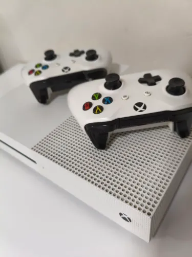 XBOX ONE S 2 CONTROLES AC TROCA E CARTAO