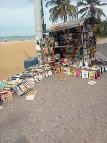 Sebo de livros +, ponto na praia da costa 
