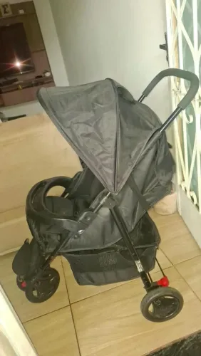 Vendo carrinho de bebê por 200 reais está em bom estado