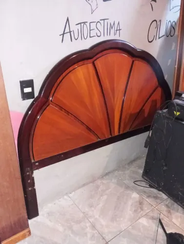 Cama de casal de madeira
