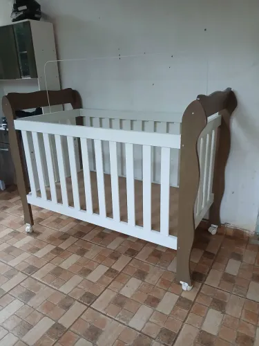 Vendo berço americano com colchão em ótimo estado de conservação... entrego