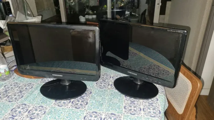 2 monitores Samsung modelo:S16B110N