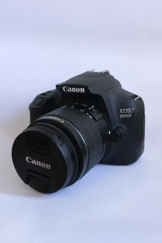 Canon EOS Rebel 2000D (Canon T7) + Lente 18-55mm + Lente 50mm