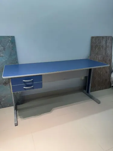 Mesa de escritório com gavetas