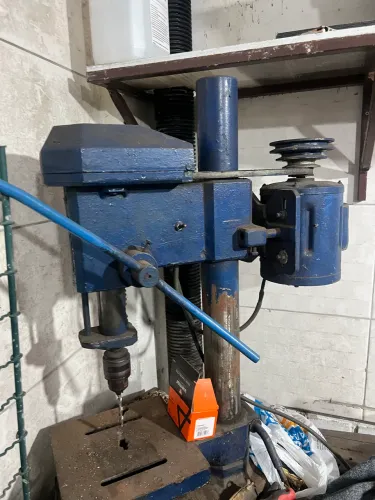Furadeira de bancada profissional e acessórios