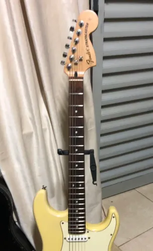Guitarra Squier com logo Fender e peças da fender