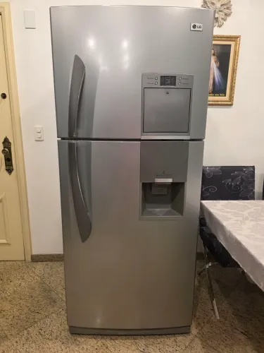 Geladeira com a placa queimada