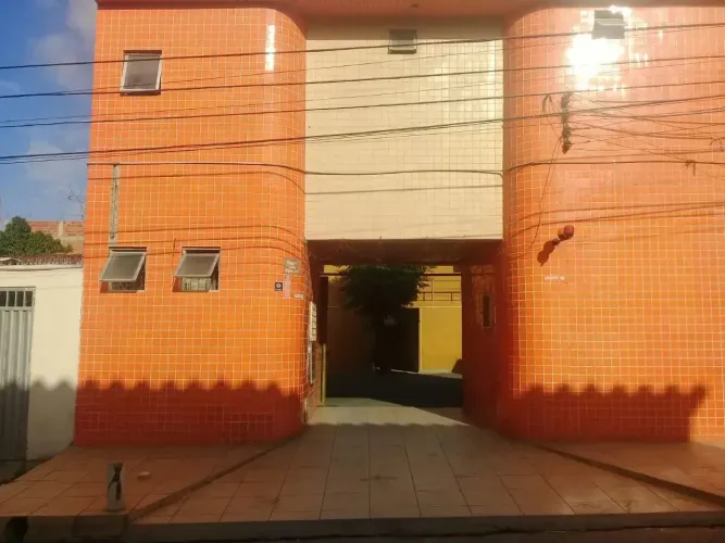 VENDO PRÉDIO COMERCIAL ENORME, PERTO da ESTAÇÃO RODOVIÁRIA