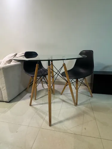 Mesa redonda de vidro + 2 cadeiras eames eiffel