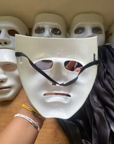 Kit 6 Máscaras Brancas + Capa Preta