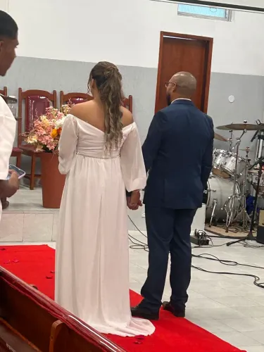 2 vestidos de noiva minimalistas