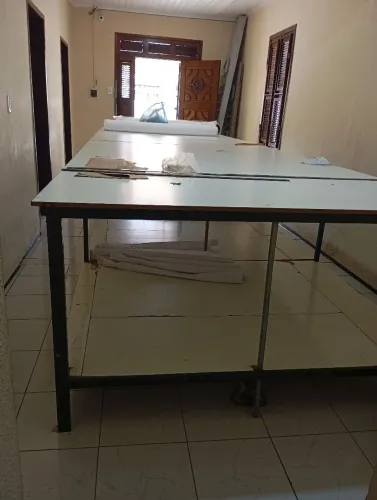 Mesa de corte, fórmica e Metalon