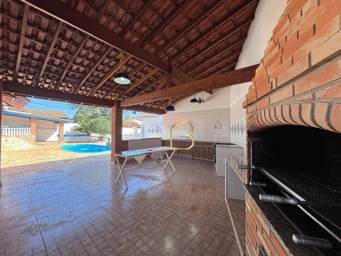 Casa com 3 dormitórios para alugar, 300 m² construídos e 1200m² de terreno por R$ 6.830/mê