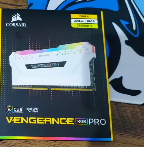 Memória RAM Corsair DDR4 RGB 16GB
