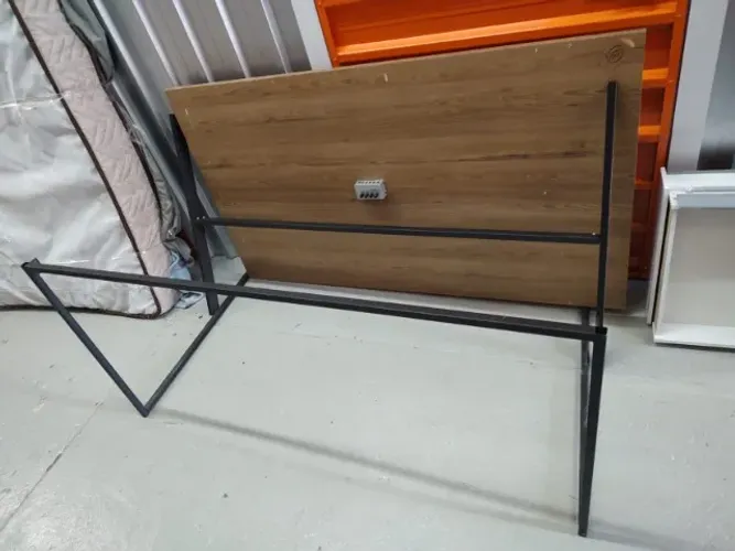 Mesa de escritório - compensado bege e metalon preto
