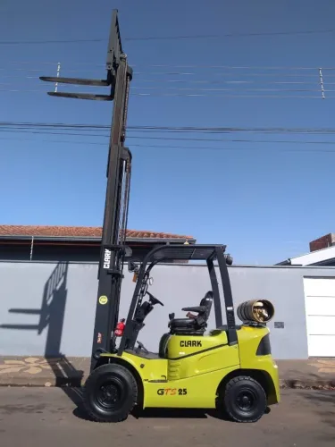 Empilhadeira Clark 2,5T Gts 25 ano 2017