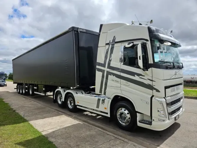Volvo FH 460 6x2 Globetrotter Ano 22 Pacote LC Beliche Mídia + 4Eixo Sider Librelato 30plt