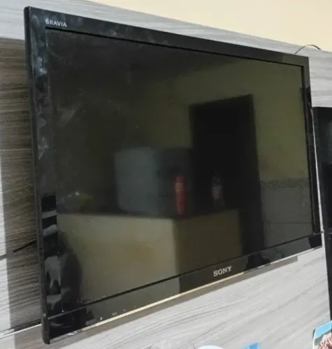 TV Sony Bravia 32 com controle (COM DEFEITO - NÃO LIGA - EM BOM ESTADO)