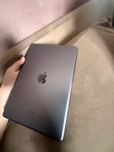 Vende-se iPad 8ª geração com detalhes na pintura! Com acessórios