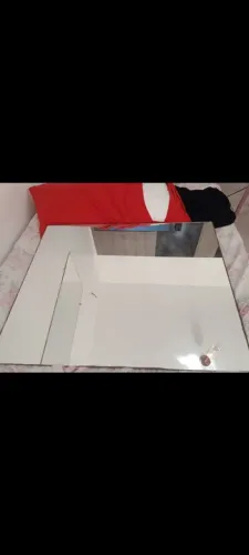 Espelho e prateleira de vidro para banheiro