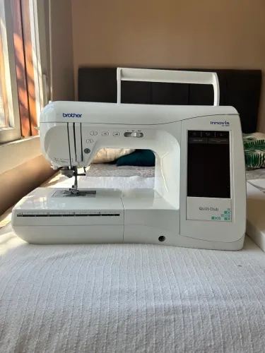 Máquina de costura e bordado