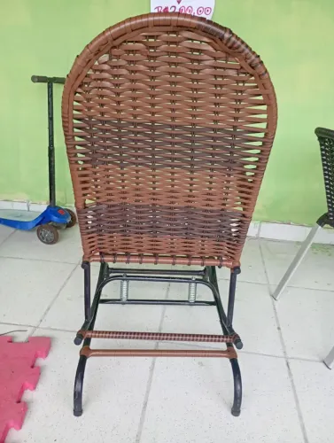 Cadeira de embalo em fibra sintético 