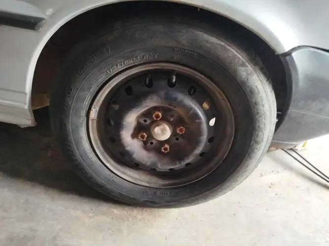 Roda 13 Fiat com pneu ruim 