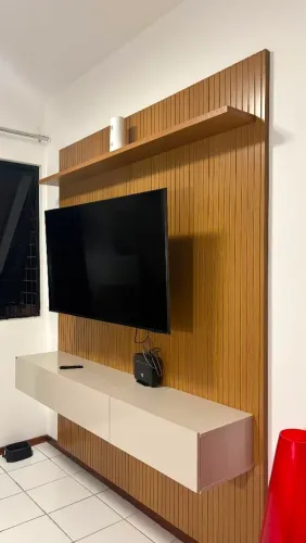 Painel Ripado para TV 2,20 x 1,80m com Rack Suspenso