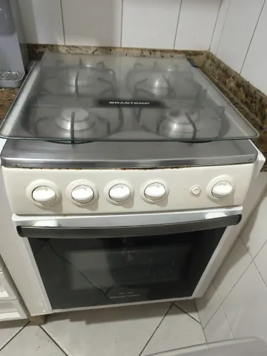 Vendo fogão de 4 bocas , branco com forno , marca Brastemp