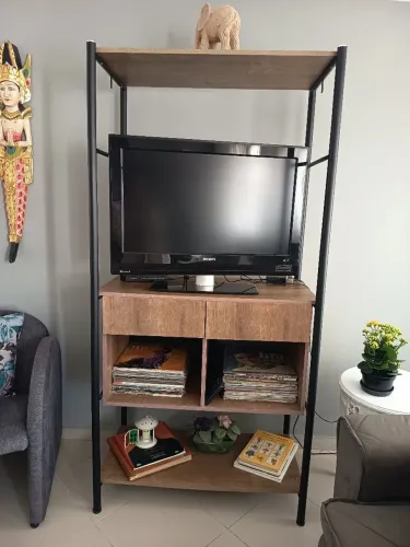 Estante de madeira e ferro para sala, quarto ou escritório.