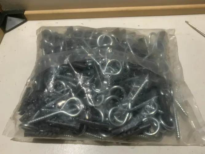100 parafusos e bucha tipo pinhão !!!!