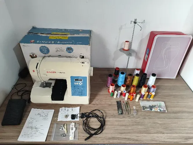 Máquina De Costura Singer Brilliance 6160 + kit de linhas e acessórios